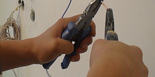 Замена лампочки, подключение стиральной машины, воспользоваться услугами частного электрика, план электромонтажных работ